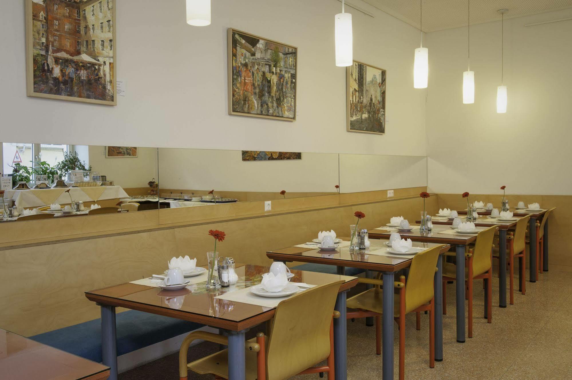 Haus Mobene - Hotel Garni Грац Екстер'єр фото