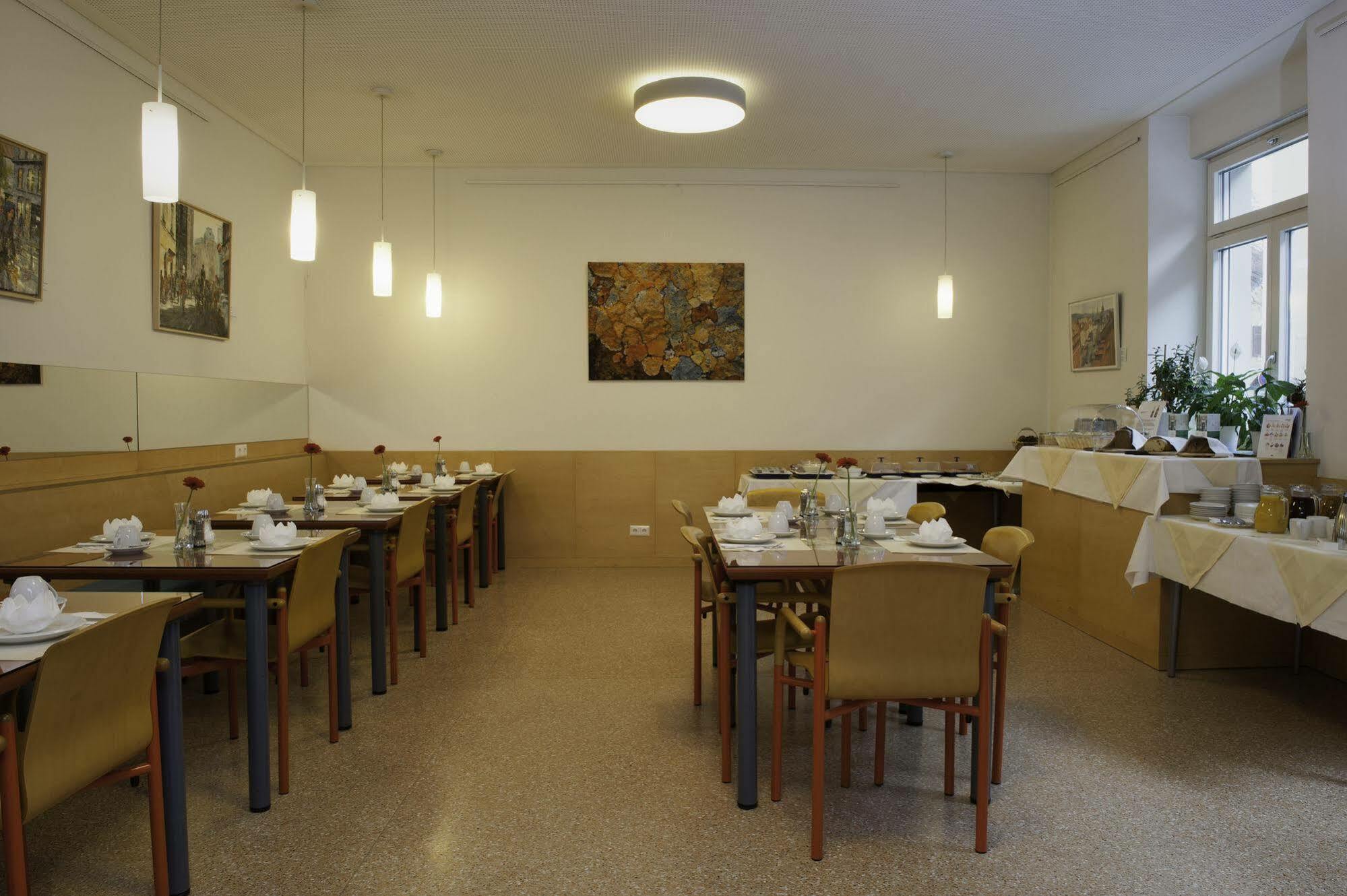 Haus Mobene - Hotel Garni Грац Екстер'єр фото